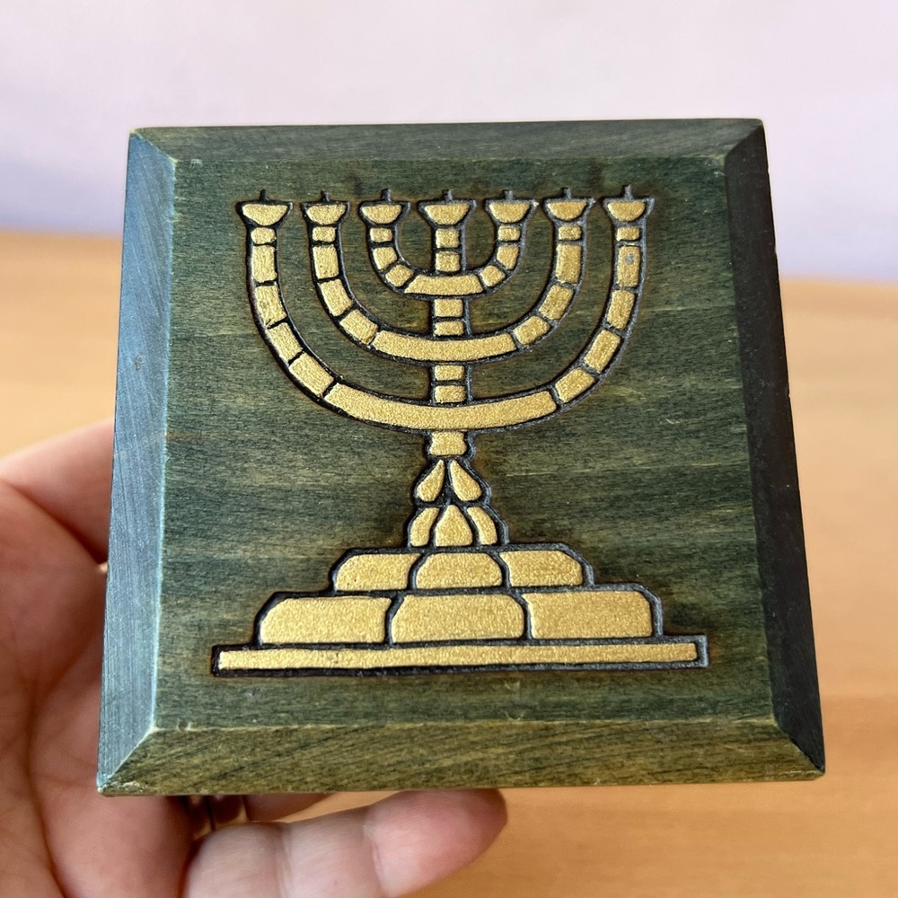 VINTAGE ISRAEL WOOD DECORATIVE BOX MENORAH MAGEN DAVID STAR OF DAVID GREEN GOLD - Picture 5 of 16